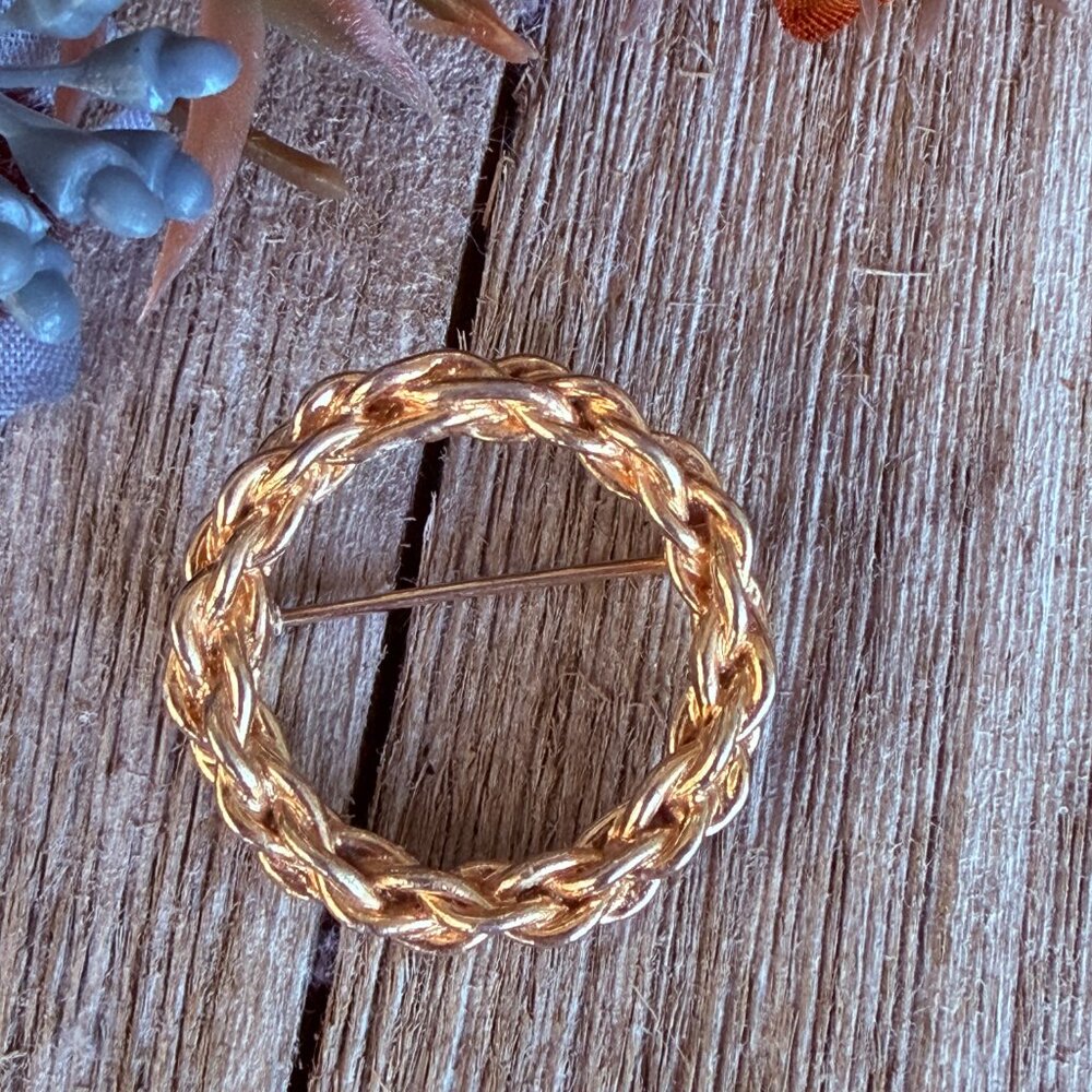 Vintage Round Gold Tone Twisted Rope Chain Brooch Pin